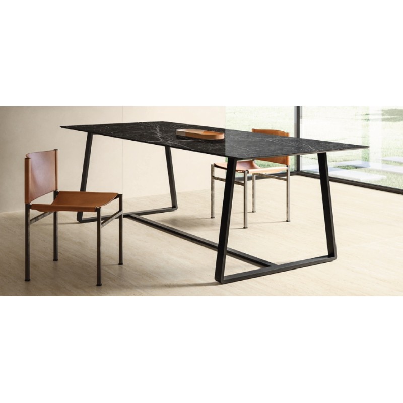 Brooklyn 75 A dining table in Nero Marquina stoneware